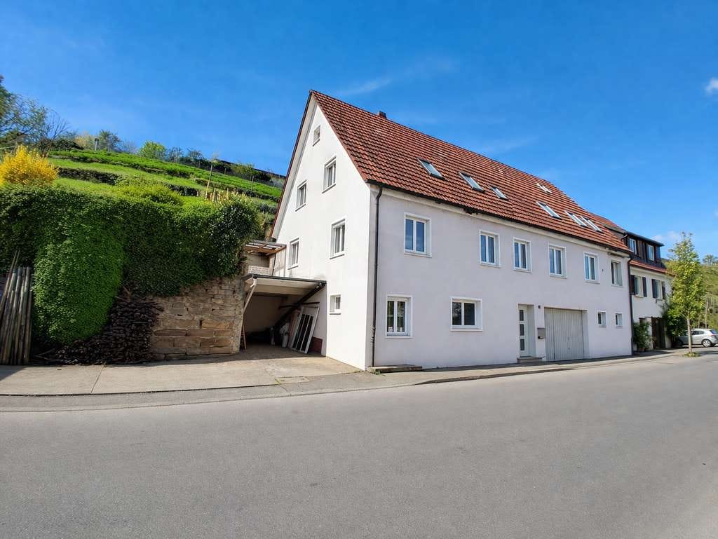 Immobilie in Hessigheim - Mehrfamilienhaus mit Entwicklungspotenzial in Hessigheim – 1.407 m² Grundstück & Weinbergblick - Bild 0