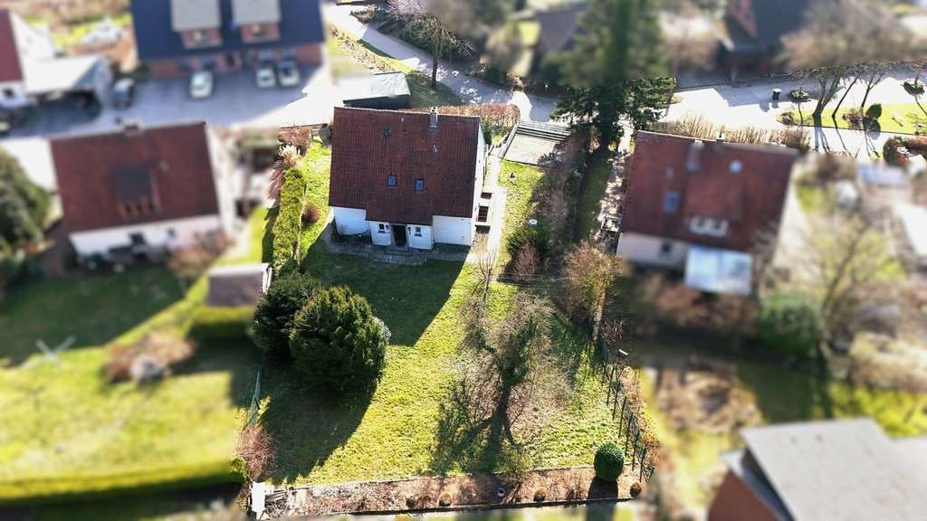 Immobilie in Ostercappeln - Einfamilienhaus mit großem Grundstück, 2 Garagen und viel Potenzial - Bild 0