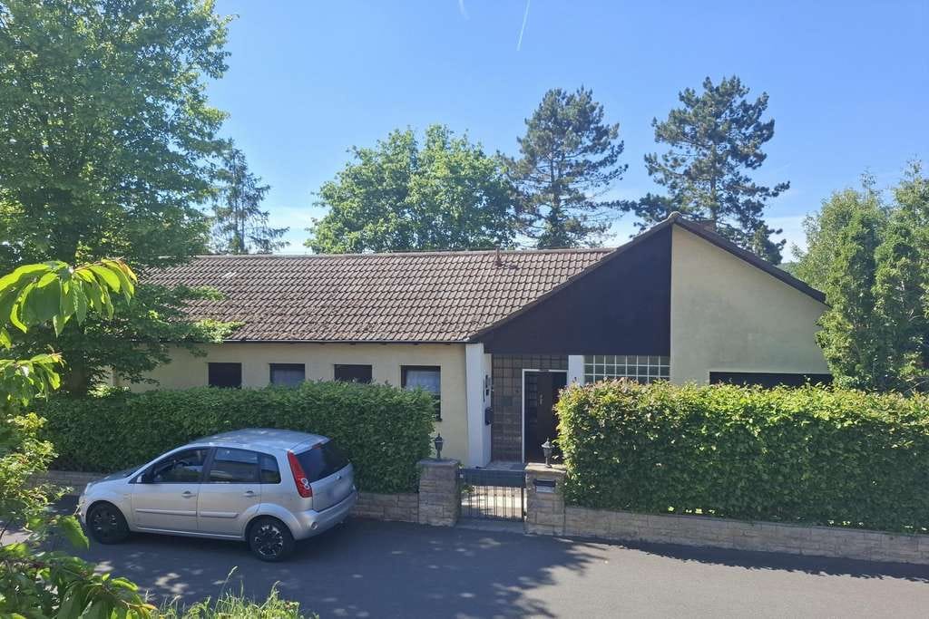 Immobilie in Weikersheim - Charmantes Einfamilienhaus mit großem Grundstück in ruhiger Hanglage von Weikersheim

 - Bild 1