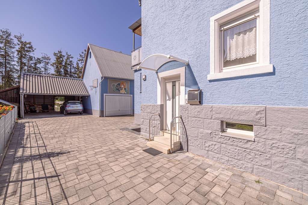 Immobilie in Bretten - Viel Platz für Familie, Hobby & Freizeit - Gepflegtes Zweifamilienhaus auf tollem Grundstück - Bild 2