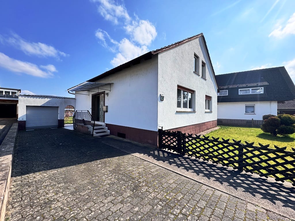 Immobilie in Großheubach - Renovierungsbedürftiges Ein- bis Zweifamilienhaus
mit herrlichem Garten in ruhiger Lage - Bild 1