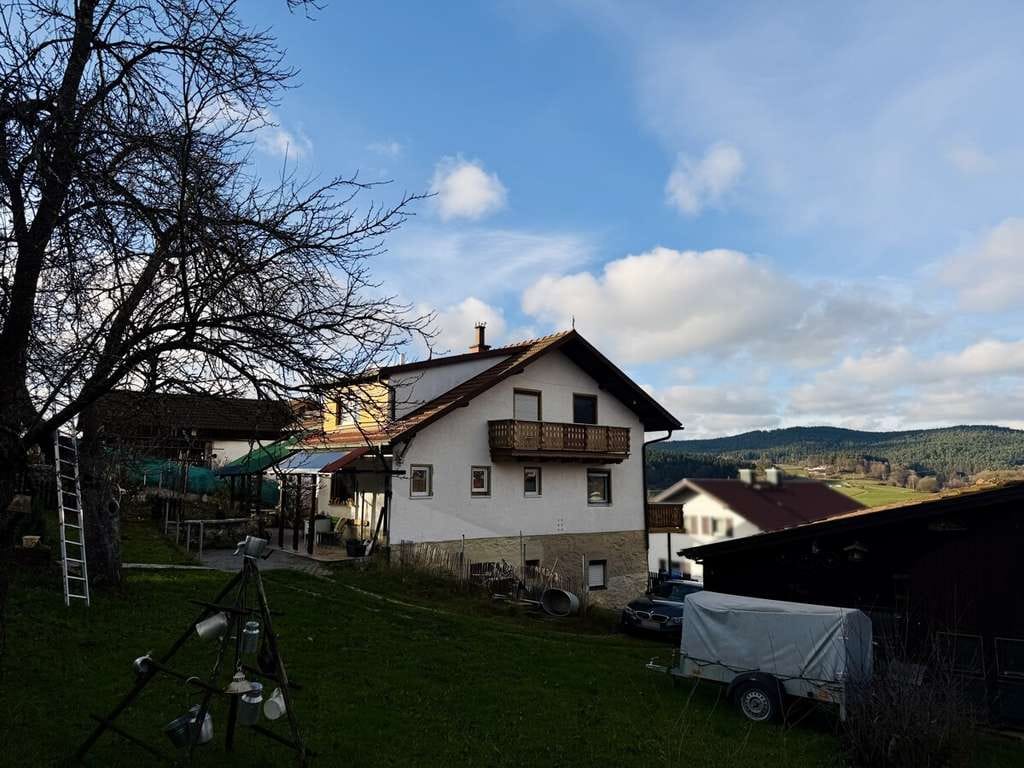 Immobilie in Grafenwiesen - Dieses Einfamilienhaus aus dem Jahr 1957 befindet sich in Grafenwiesen und bietet auf etwa 115 m² Wohnfläche und einem großzügigen Grundstück von rund 731 m² viel Raum zur individuellen... - Bild 0