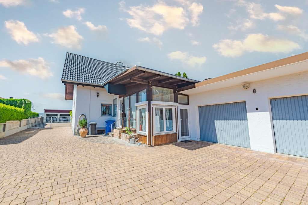 Immobilie in Mariaposching - Saniertes Zuhause mit Weitblick: Einfamilienhaus auf ca. 1700 m² mit Baureserve in Mariaposching/Loh - Bild 1