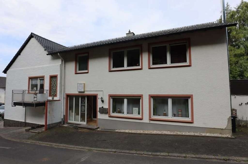Immobilie in Kerpen (Eifel) - Ein-/ Zweifamilienhaus mit großem Garten und Garagen, Kerpen (18) - Bild 1