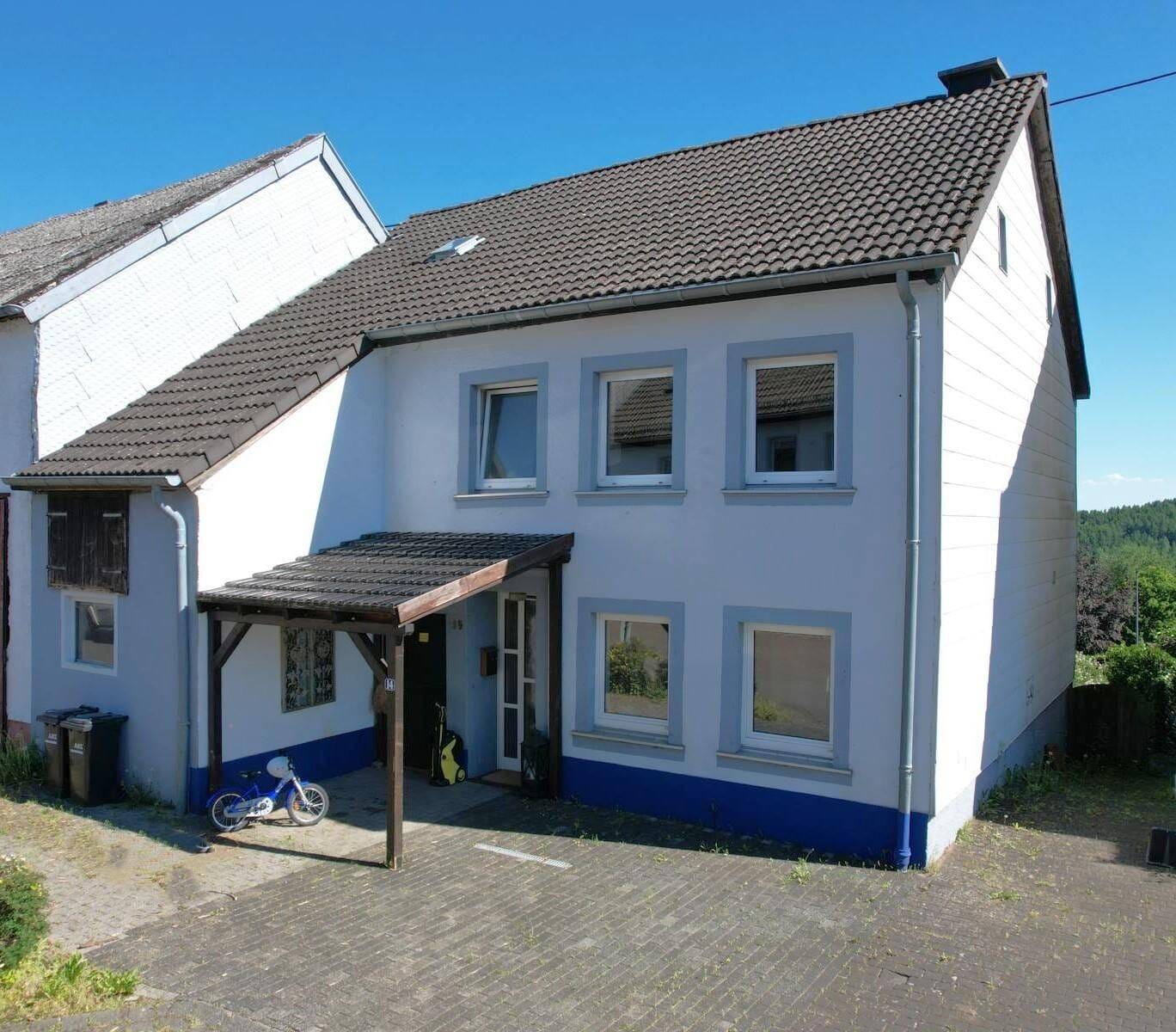 Immobilie in Schüller - Einseitig angebautes Wohnhaus mit Stall, Balkon, Garten, Carport und schöner Aussicht in Schüller - Bild 0