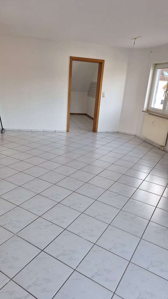 Immobilie in Sulzfeld - Gepflegte 3-Zimmer-DG-Wohnung mit Balkon in Sulzfeld – ideal für Kapitalanleger und Eigennutzer - Bild 2