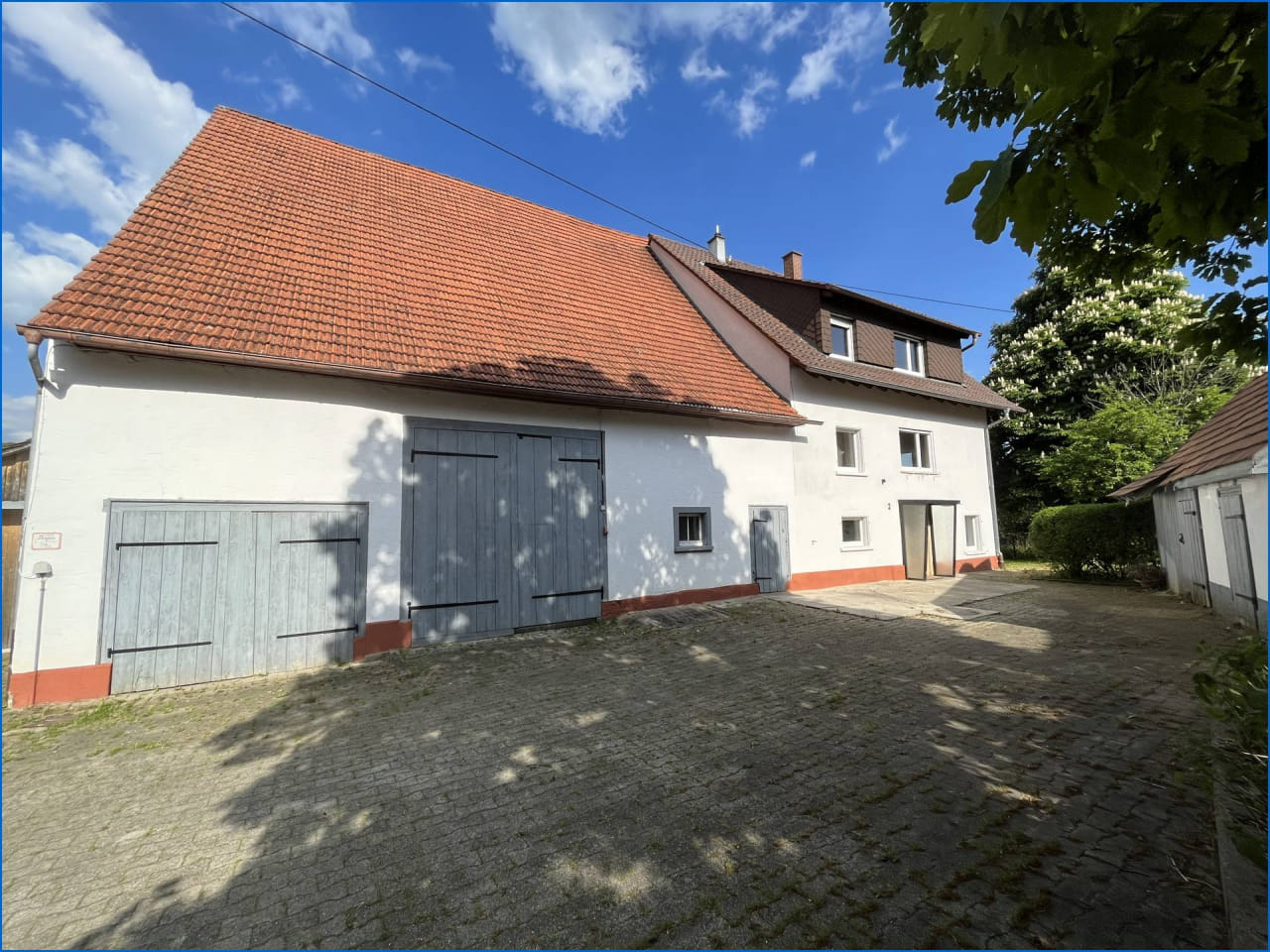 Immobilie in Blumberg - Familienparadies, großzügiges und bezugsfreies Einfamilienhaus mit Nebengebäuden und schönem Garten! - Bild 0