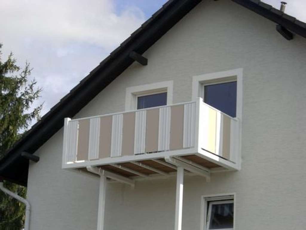 Immobilie in Großkrotzenburg - Vermietete Dachgeschosswohnung mit Balkon in Großkrotzenburg - Bild 1