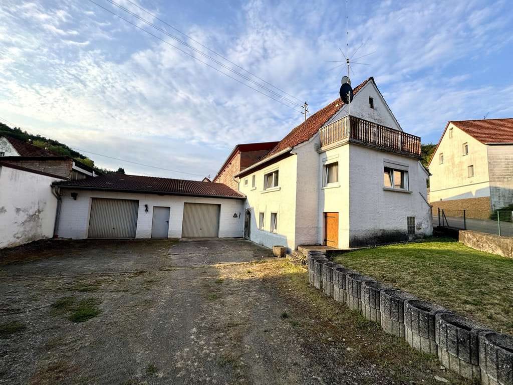 Immobilie in Hefersweiler - Hefersweiler: Renovierungsbedürftiges Einfamilienhaus mit großer Garage und Hofgelände - Bild 0