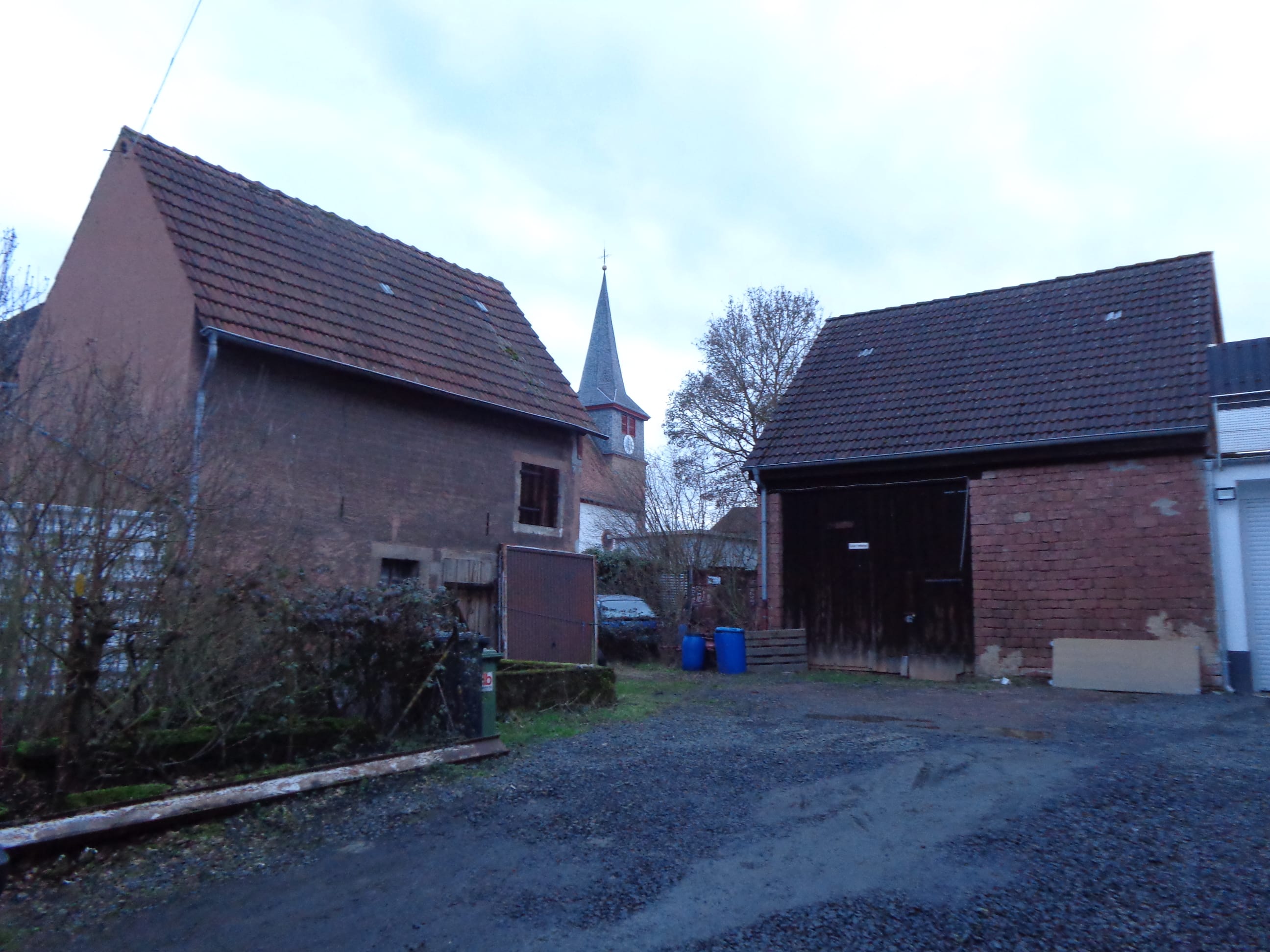 Immobilie in Münchweiler an der Alsenz - Einfamilienhaus mit 2 Scheunen und großem Gartengrundstück in Münchweiler an der Alsenz - Bild 0