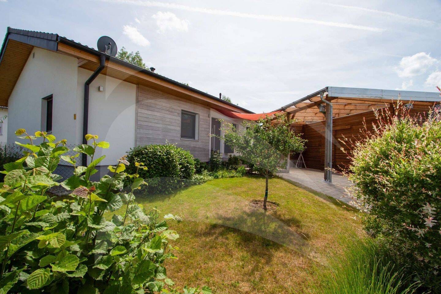 Immobilie in Mallersdorf-Pfaffenberg - Moderner & hochwertiger Bungalow mit liebevoll gestaltetem Garten und nachhaltigem Energiekonzept - Bild 1