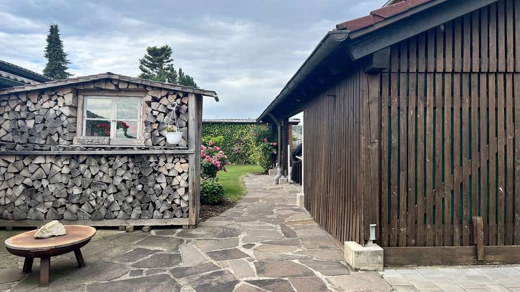 Immobilie in Bad Grönenbach - Isartaler Holzhaus in ruhiger Lage auf großem Grundstück mit Praxis - Bild 2