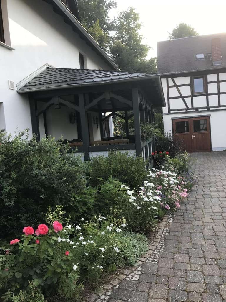 Immobilie in Fraureuth - Grosszügiges Anwesen in ruhiger familenfreundlicher Lage (Fraureuth) - Bild 2