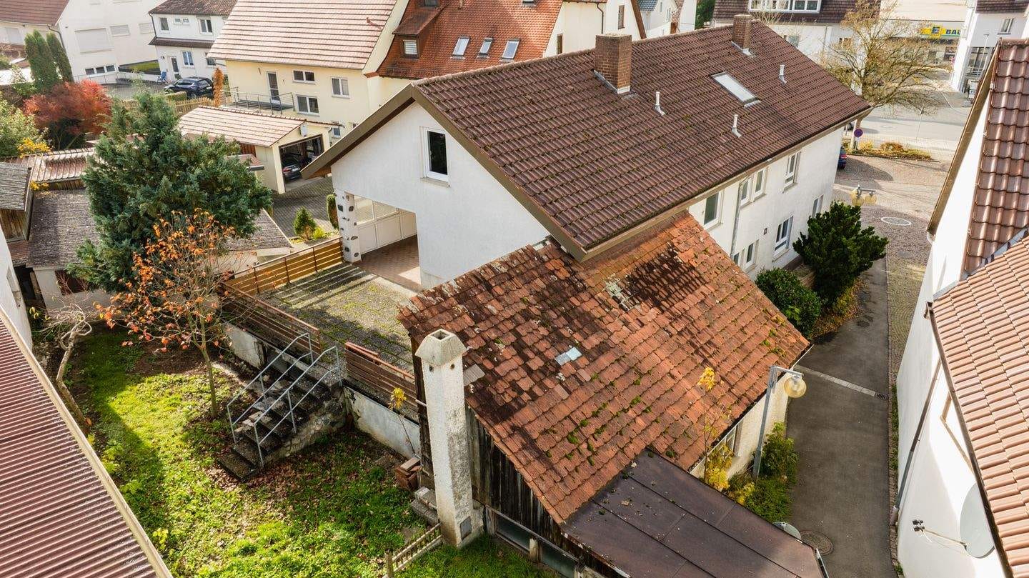 Immobilie in Ertingen - Zweifamilienhaus mit 3 Garagen und Werkstatt - Bild 1