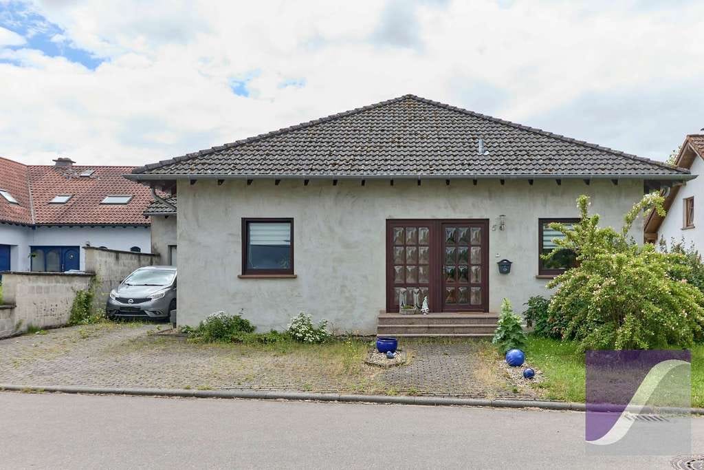Immobilie in Bekond - Bekond: Freistehendes Wohnhaus mit Garage und großzügigem Garten - Bild 2