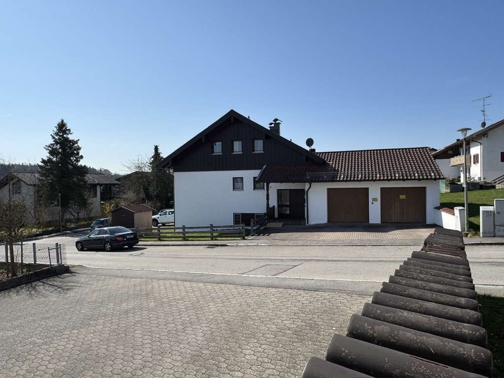 Immobilie in Reischach - Stop! Gepflegtes Mehrfamilienhaus mit 3 Wohnungen in schöner Wohnlage - Bild 1