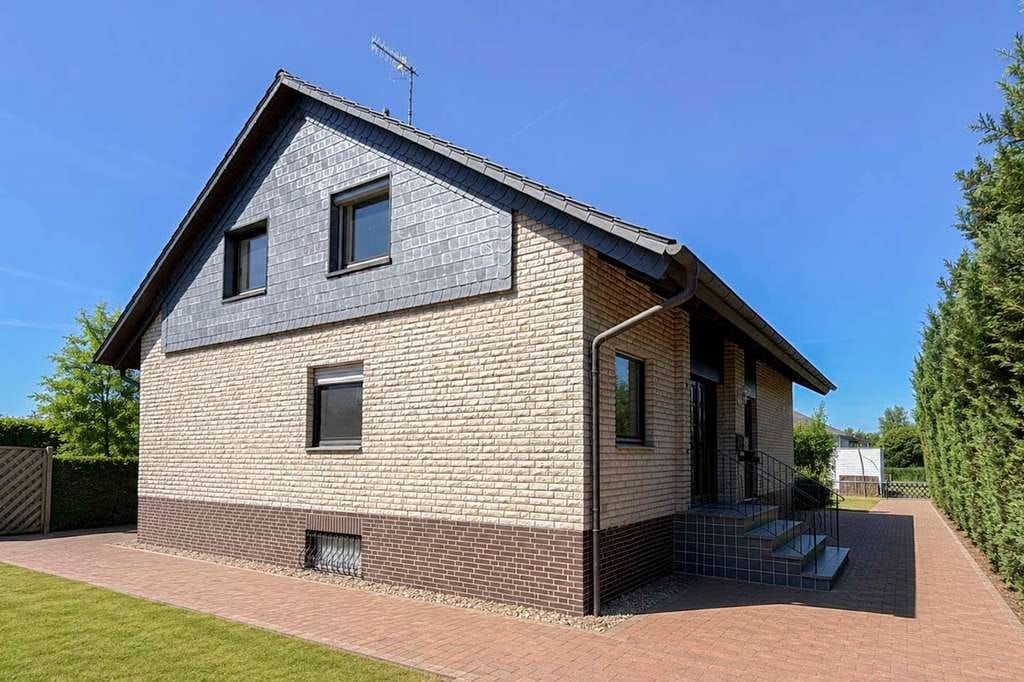 Immobilie in Vechelde - Einfamilienhaus mit großem Grundstück, 5 Garagen & Baupotenzial - Bild 0