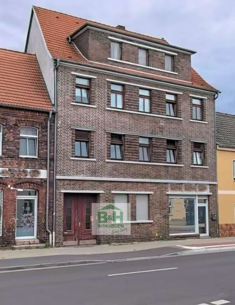 Immobilie in Bitterfeld-Wolfen - Mehrfamilienhaus in Bitterfeld – mit 3 Einheiten und schmaler Zufahrt + DG-Reserve 252 qm WFL - Bild 1