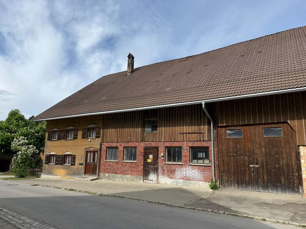 Immobilie in Isny im Allgäu - Sanierungsbedürftiges Bauernhaus in einem Teilort von Isny * 900 m² Wohn- und Nutzfläche * - Bild 2