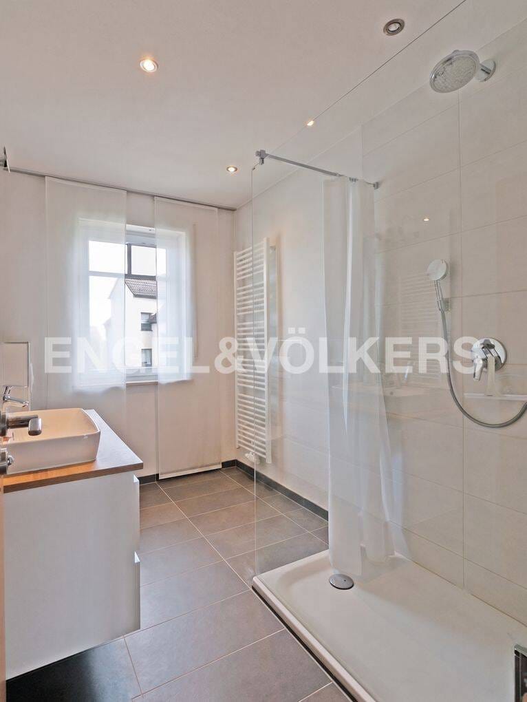 Immobilie in Bergrheinfeld - Großzügiges Zweifamilienhaus mit ausgebauter Maisonette-Einheit, schönem Garten und vielseitigen Nutzungsmöglichkeiten in Bergrheinfeld - Bild 3