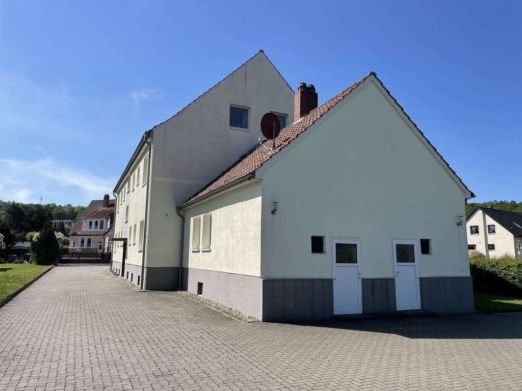 Immobilie in Grasleben - Kapitalanlage! Gepflegtes, voll vermietetes MFH mit Vollwärmeschutz, Garagen und Nähe zur A2 - Bild 2