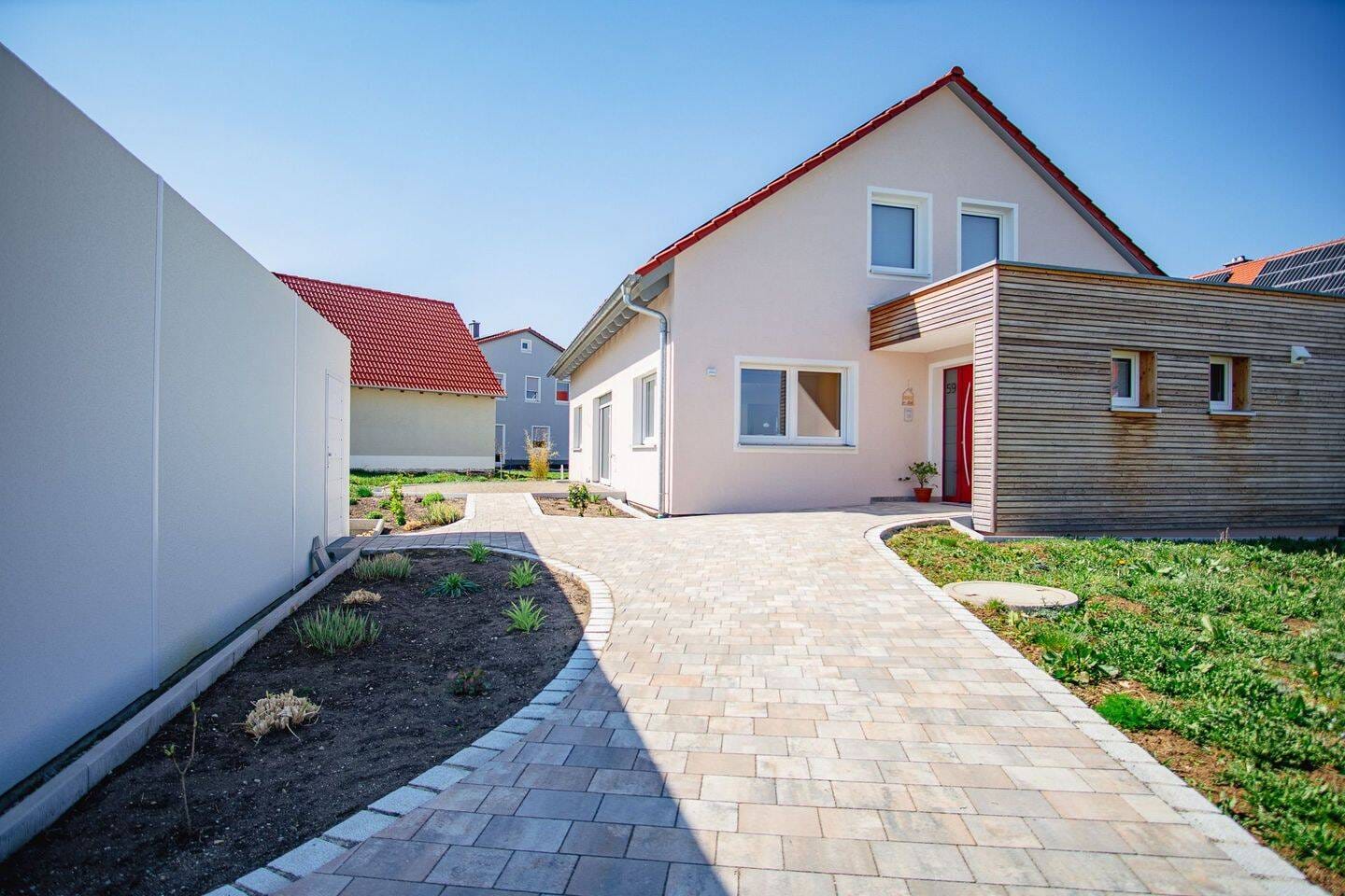 Immobilie in Gnotzheim - Moderne 2,5-Zimmer-Wohnung mit Garten, Terrasse und Schlossblick - Barrierefrei & KfW 40+ Standard - Bild 1