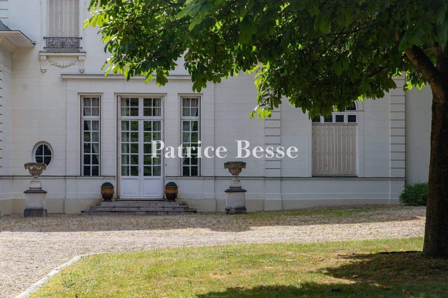 Immobilie in Happurg - An entirely renovated, 295-m² flat, in a neoclassical chateau, thirty minutes from Paris - ref 307543 - Bild 0
