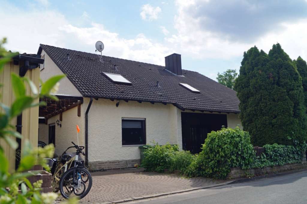 Immobilie in Weihenzell - Weihenzell: Einfamilienhaus mit Einliegerwohnung, Garage u. Fernwärme auf ca. 778m² Grundstück - Bild 0