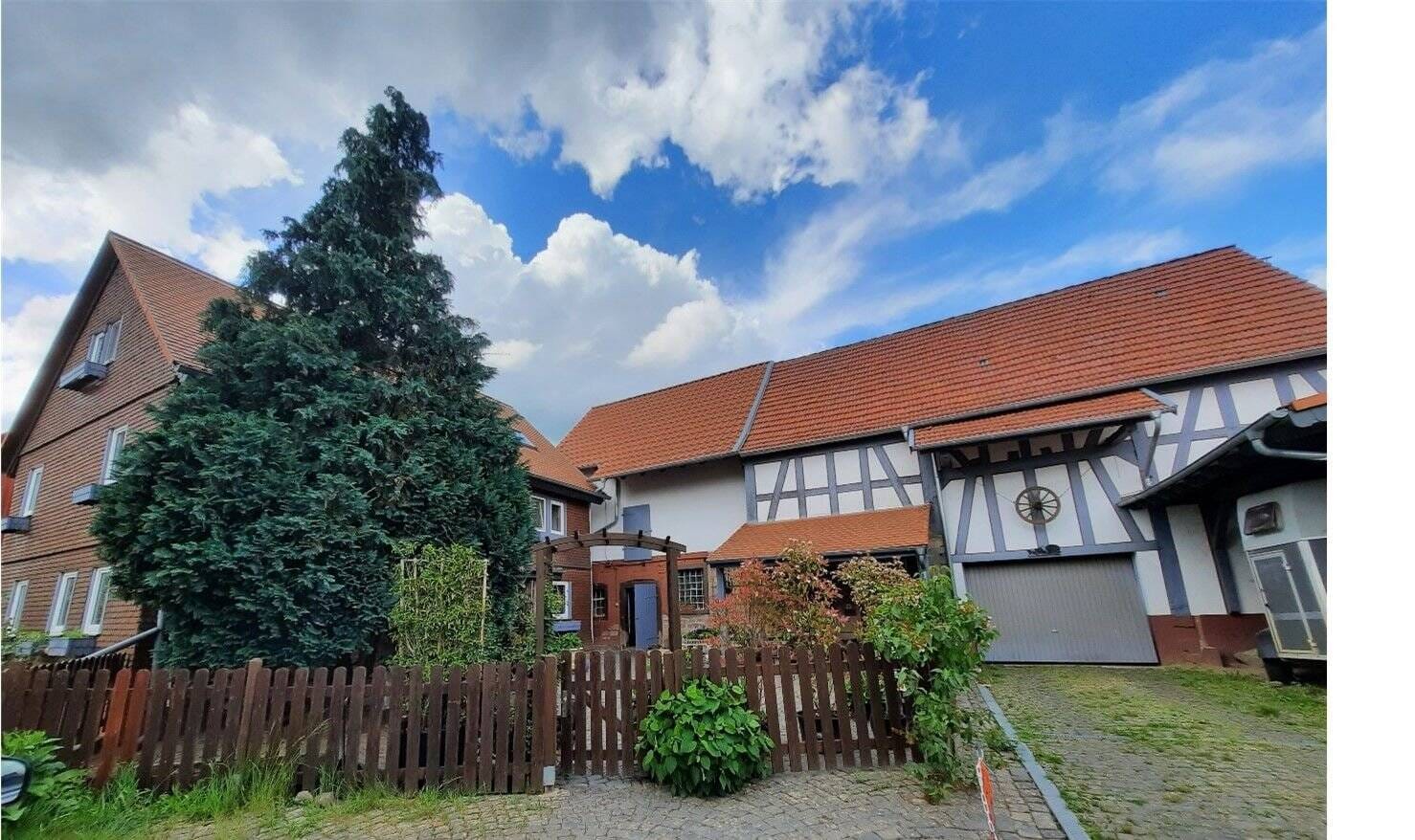Immobilie in Wächtersbach - Fachwerktraum für Pferdehalter mit großem Wohnhaus, Offenstall, Nebengebäuden, Reitplatz, Eigen- und Pachtland in Ortslage! - Bild 0
