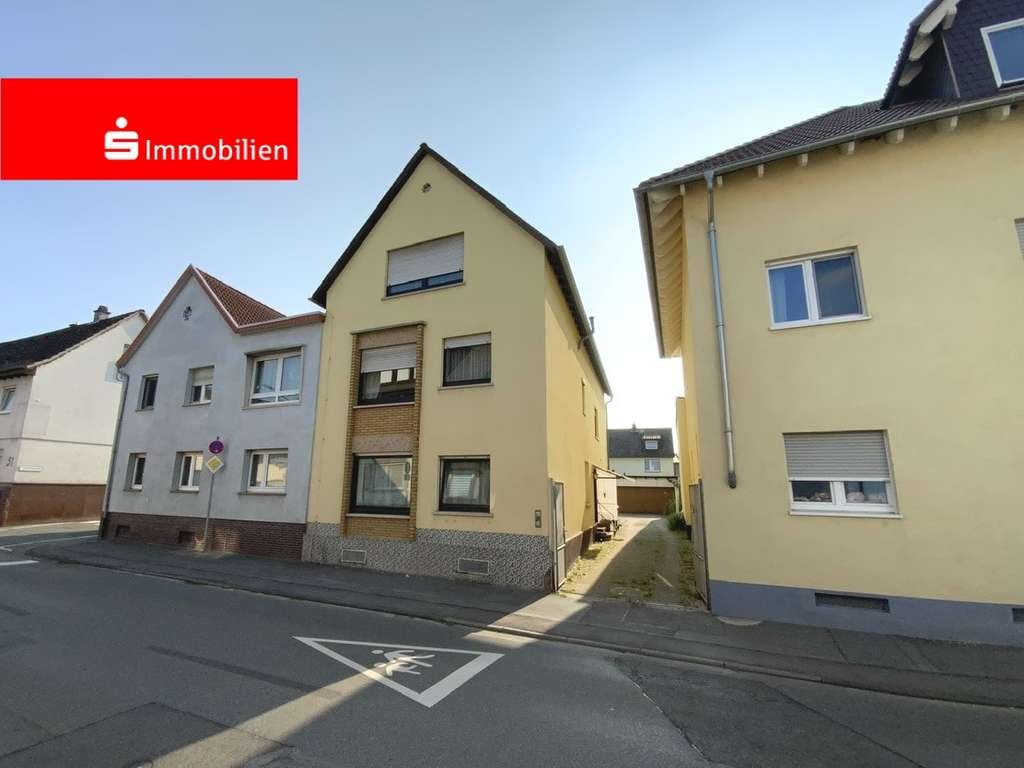 Immobilie in Pfungstadt - Gepflegtes Dreifamilienhaus mit vier Garagen und Garten - Bild 0