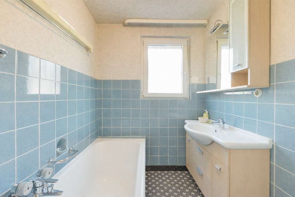 Immobilie in Flörsbachtal - Großzügiges Zweifamilienhaus mit Scheune, PV-Anlage & Bauplatzoption auf 2.284 m² Traumgrundstück - Bild 2