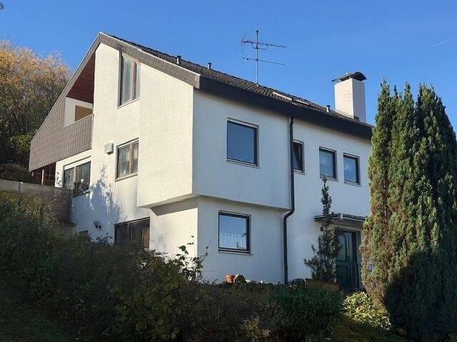 Immobilie in Frickenhausen - Attraktive Kaufgelegenheit! Großzüg. u. komfort. Einfam.-Haus mit 5,36 Ar Grdst., Einliegerwohn. u. Doppelgarage in reizv. Ortsrandlage! - Bild 2