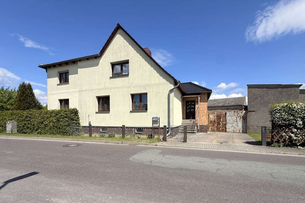 Immobilie in Wenzlow - Platz & Potenzial - Großes Wohnhaus mit 180 m² Wohnfläche, Nebengebäuden und Scheune - Bild 2