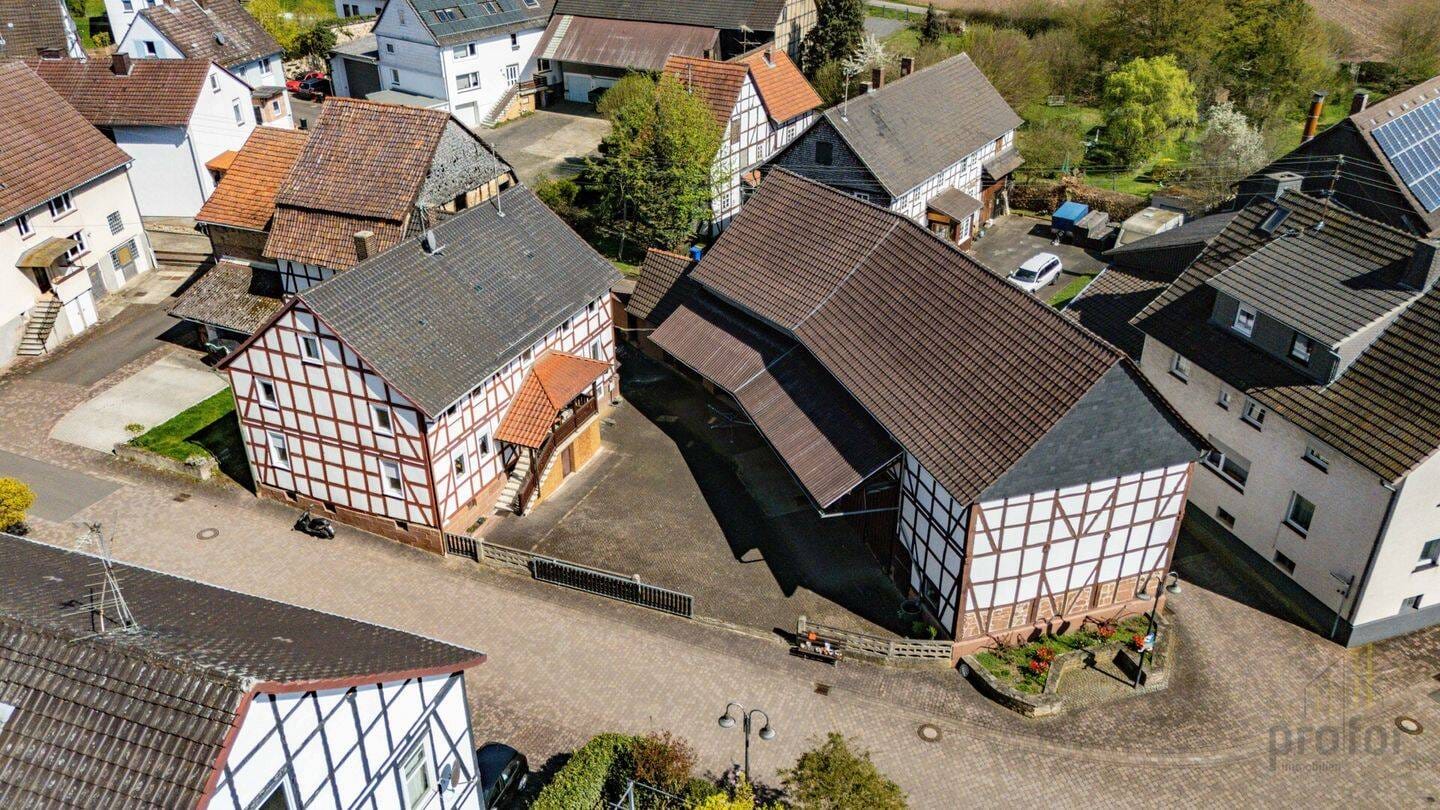 Immobilie in Borken - Charmanter Resthof mit großer Scheune im Herzen von Borken/Kerstenhausen - Bild 0