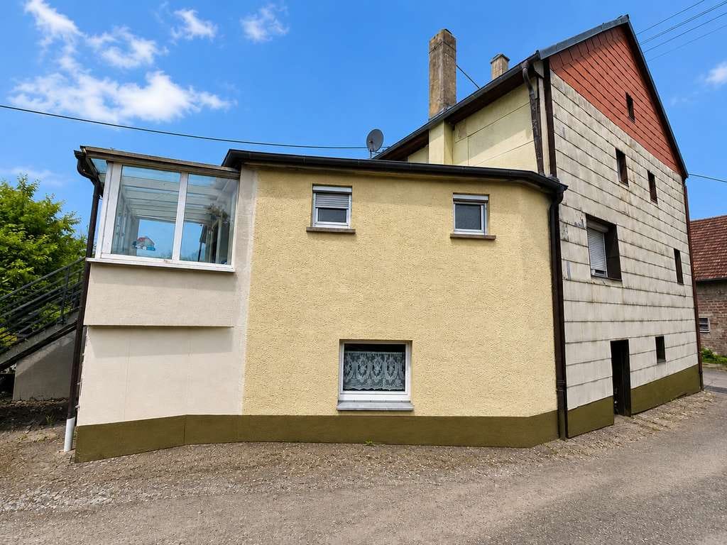 Immobilie in Buchen (Odenwald) - Großzügiges Familienhaus mit 190 m² Scheune, Garten und Ausbaupotenzial  - Bild 0