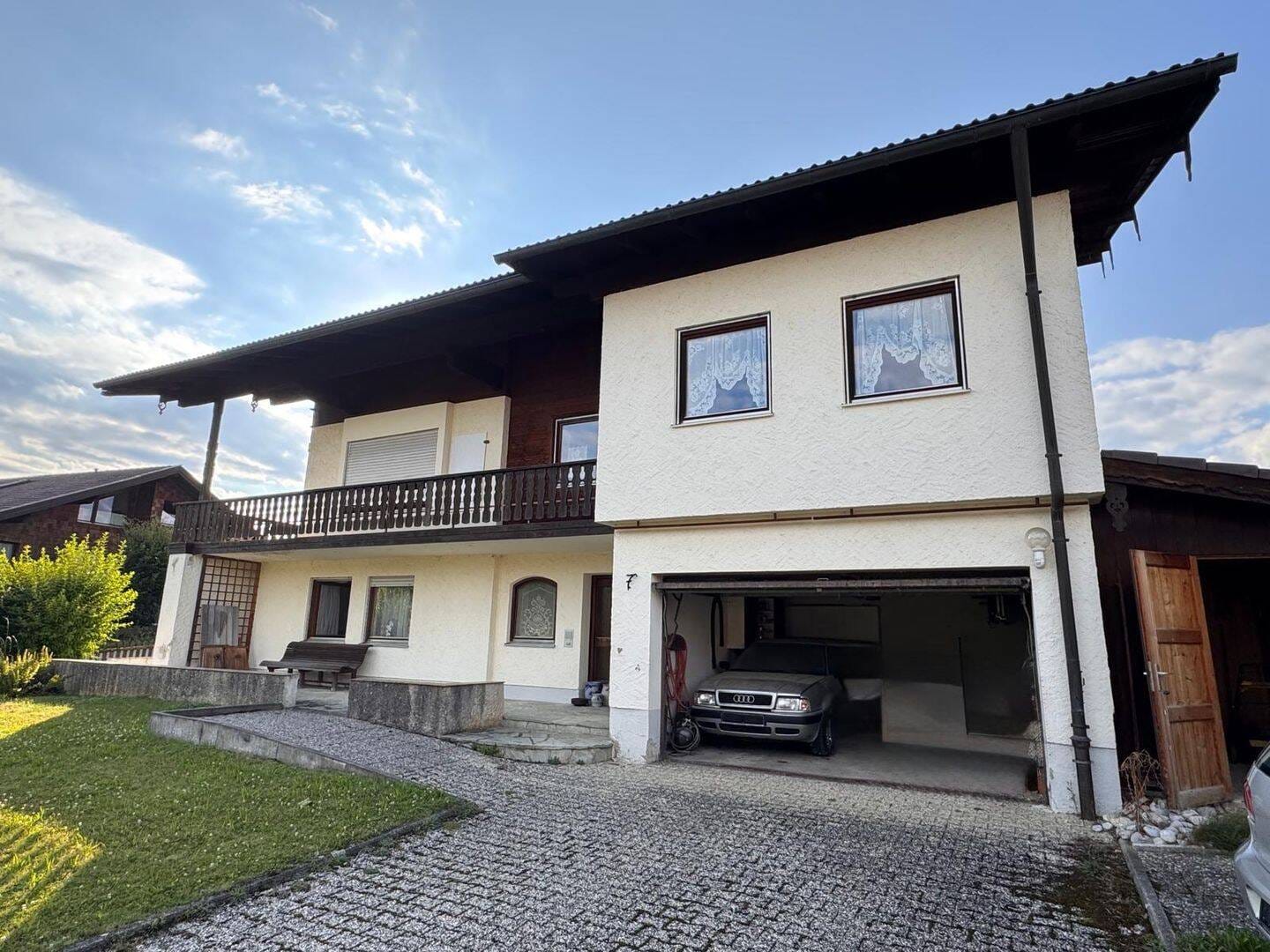 Immobilie in Nußdorf - Großzügiges Hanghaus mit traumhaftem Bergblick – ruhige Lage bei Traunstein, viel Potenzial  im Angebotsverfahren - Bild 1