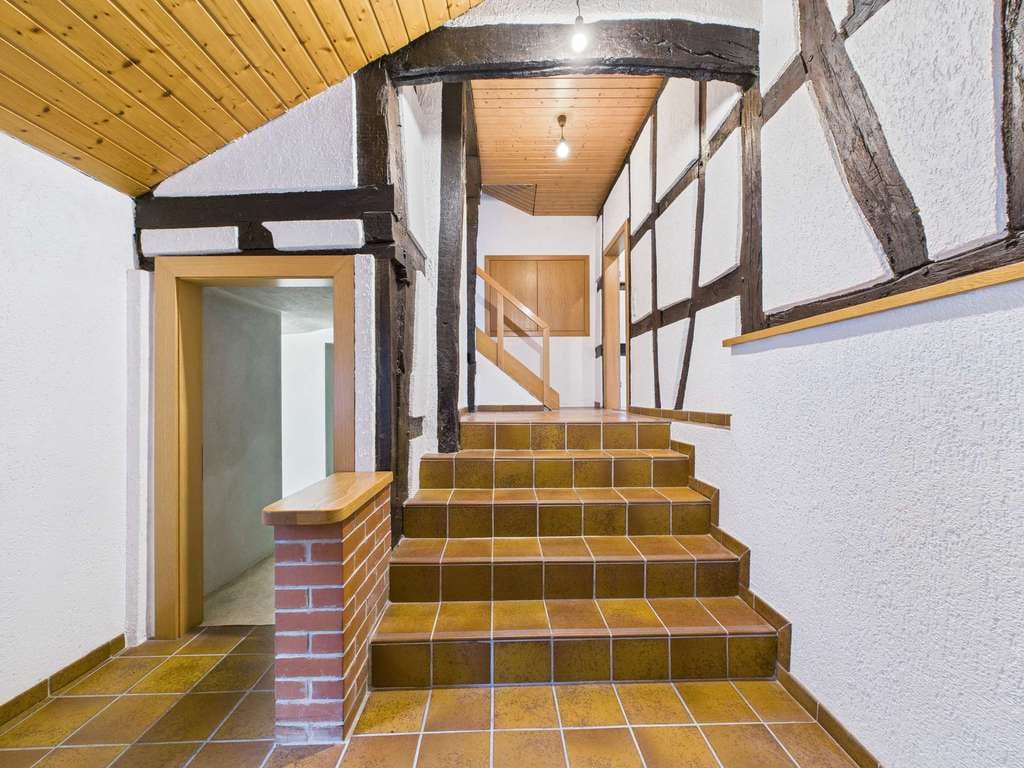 Immobilie in Ober-Mörlen - Viel Raum für Ideen:Wohnhaus mit eigener Gewerbe‑/Hobbyeinheit in geschützter Hoflage in Ober-Mörlen - Bild 3