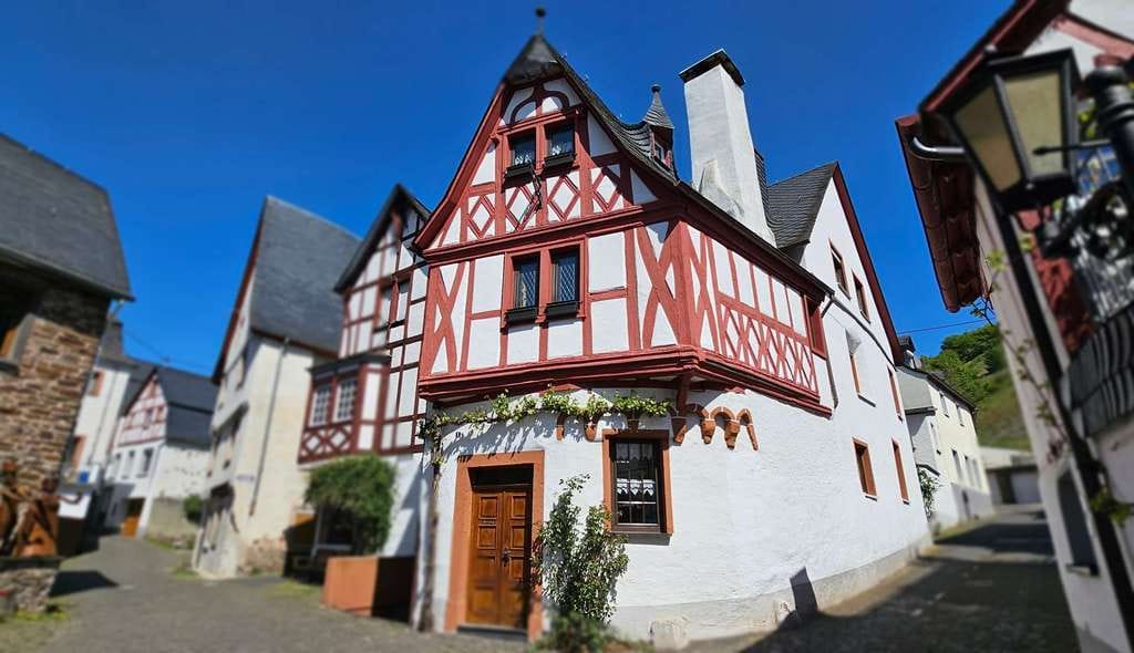 Immobilie in Ediger-Eller - Perle in Ediger-Eller - Wunderschönes Fachwerkhaus mit Einliegerwohnung, Garage u. Innenhof - Bild 0