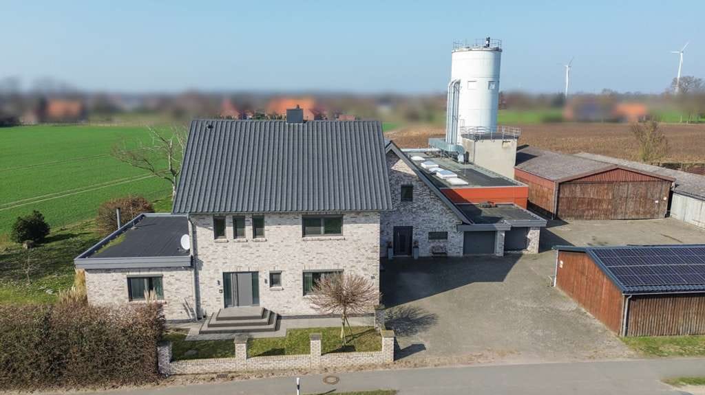 Immobilie in Wagenfeld - Großzügiges Haus nach KFW-40-Standart mit vielen Nebengebäude! Wohngebäude 2017 hochwertig saniert! - Bild 3