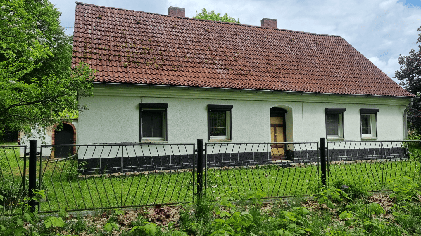 Immobilie in Sallgast - Charmantes Einfamilienhaus mit Scheune in idyllischer Lage in Sallgast - Ihr neues zu Hause am Schlosspark - Bild 0