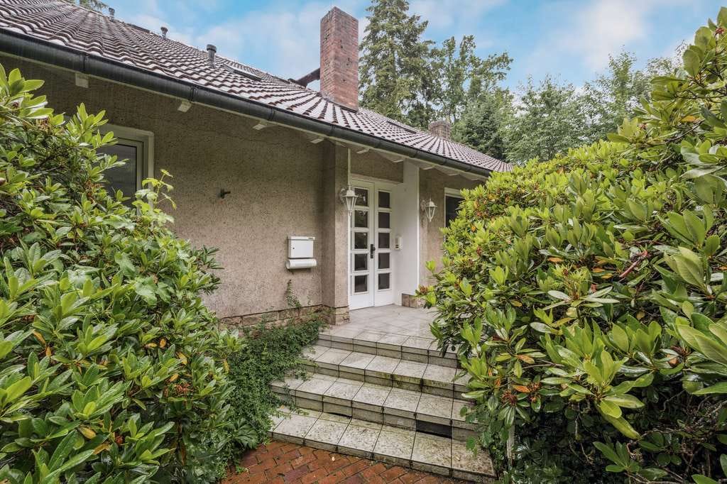 Immobilie in Schieder-Schwalenberg - Ein-/Zweifamilienhaus umgeben von altem Baumbestand - Bild 1
