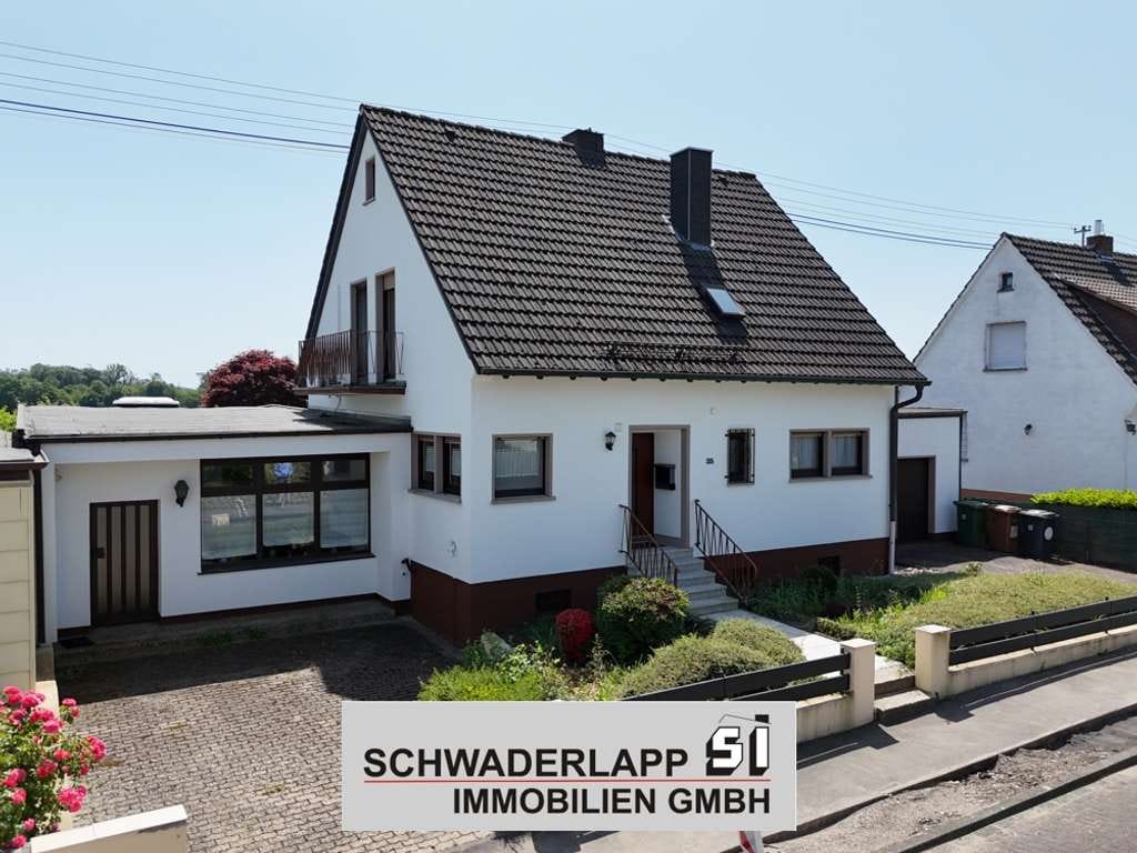 Immobilie in Ransbach-Baumbach - Einfamilienhaus mit Einliegerwohnung/Büro auf schönem Grundstück - Bild 0