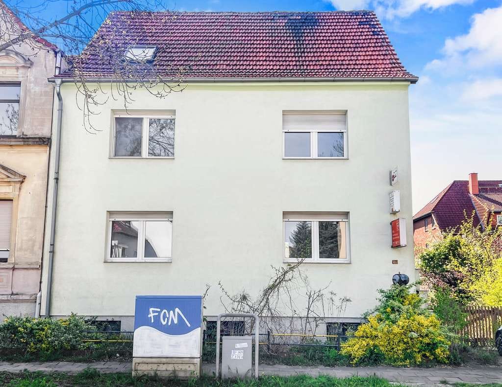 Immobilie in Genthin - Mehrfamilienhaus mit großem Grundstück und Ausbaupotenzial in Genthin - Bild 0