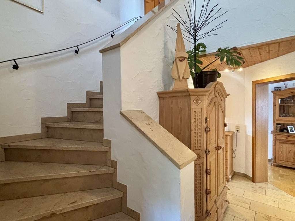 Immobilie in Satteldorf - Großzügiges Wohnhaus mit separatem Einliegerbereich. - Bild 2