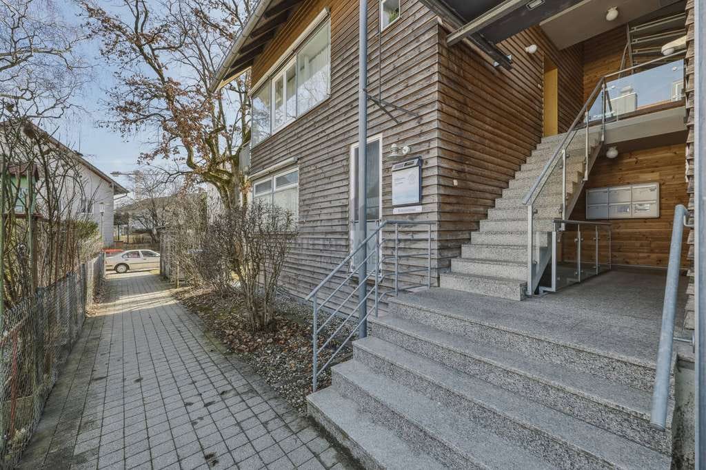 Immobilie in Pöcking - Wohnen auf zwei Ebenen: Lichtdurchflutete 2,5-Zimmer-Galerie-Wohnung (DG) im Herzen von Pöcking - Bild 3