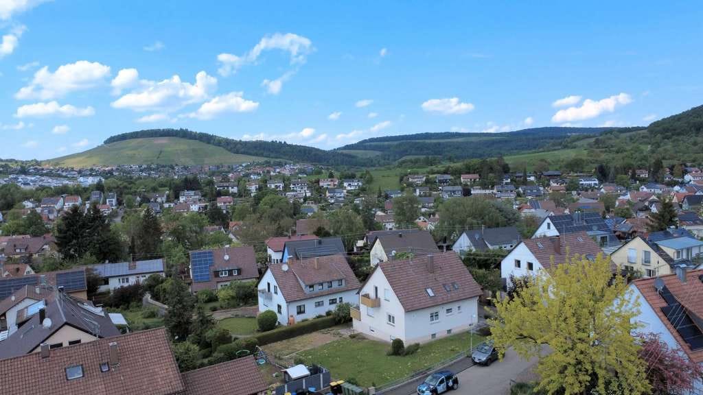 Immobilie in Oberstenfeld - Zwei Häuser – Ein Preis !!!  Insgesamt 230 m² Wfl. und  1017 m² Traumgrundstück - Bild 1