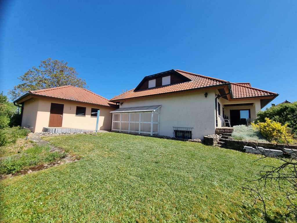 Immobilie in Hüffenhardt - Hochwertiges Einfamilienhaus auf großem Grundstück - Bild 2