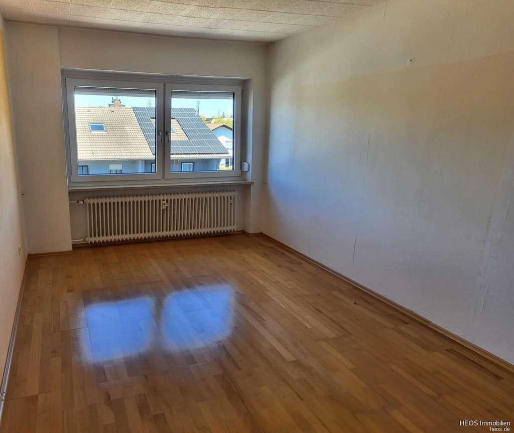 Immobilie in Eichenau - Mit schönem Ausblick ins Grüne– 
Kurzfristig beziehbar– Freie 3-Zi.-Wohnung mit Südloggia u. Garage - Bild 4