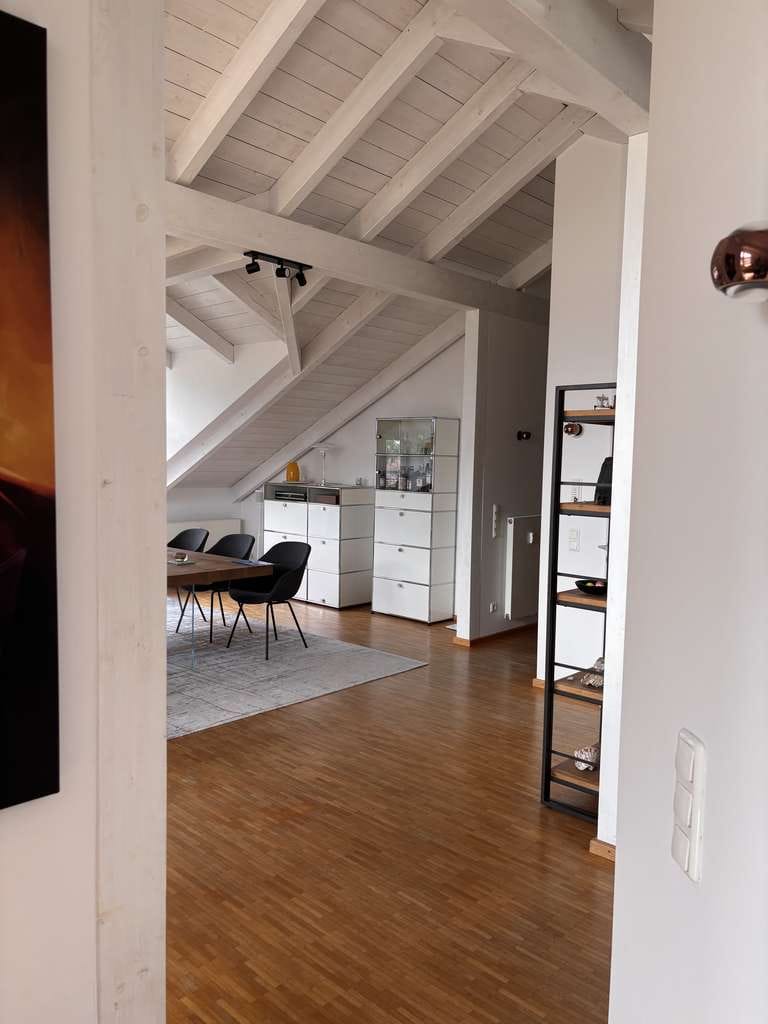 Immobilie in Flintsbach am Inn - Großartige Dachgeschosswohnung, mit viel Licht und tollem Ausblick, herrlichem Bad. - Bild 3