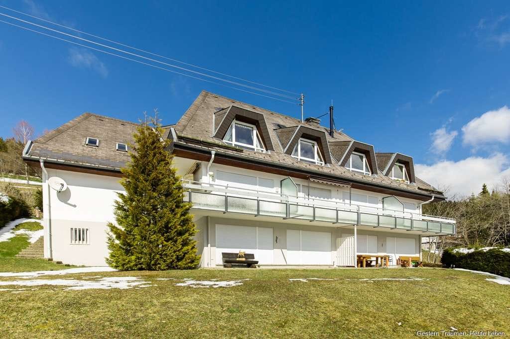 Immobilie in Schluchsee - Natur, Ruhe, Weitblick: Großzügige Wohnung mit Maisonette-Charakter nahe Schluchsee zu verkaufen - Bild 0